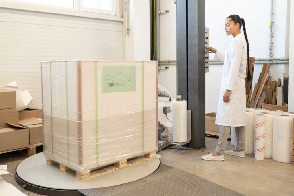 Packaging testing process with a palletized load wrapped in stretch film in a testing facility